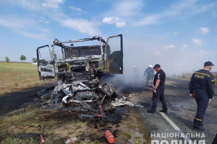 Загинули чоловік і його 2-річний син: на трасі Одеса-Рені зіштовхнулись і згоріли вщент легковий і вантажний автомобіль